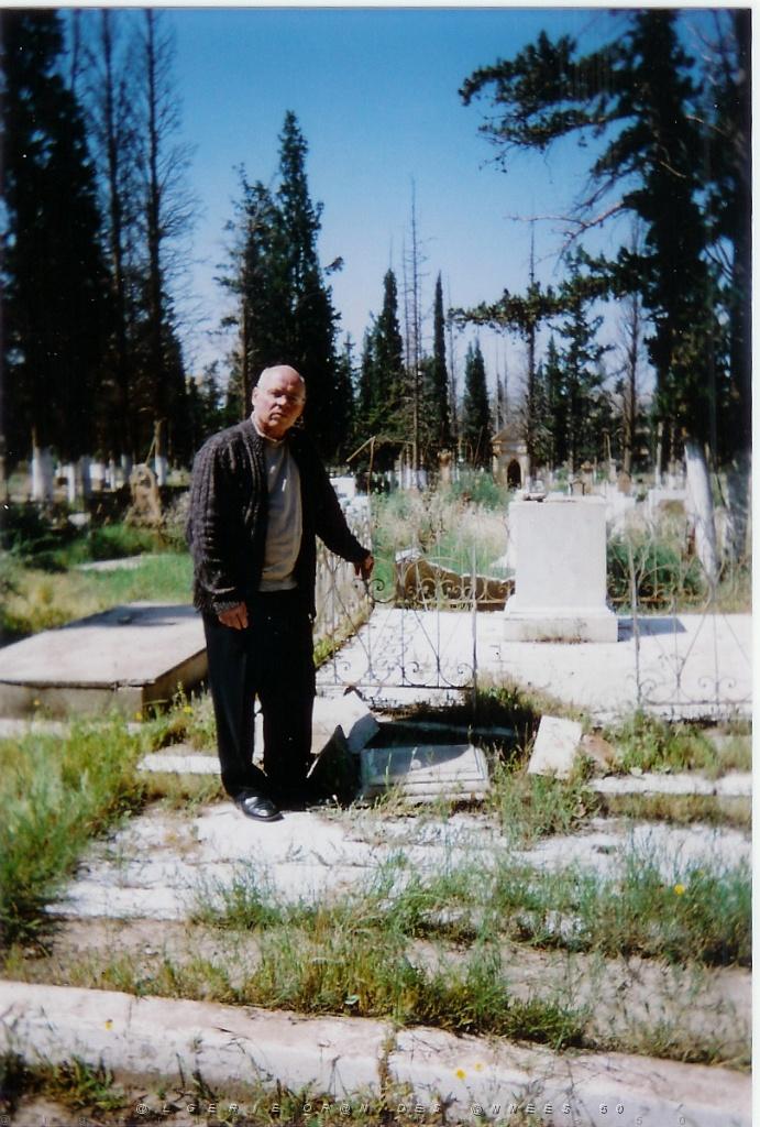 VOYAGE DU 22 29 04 2006 800 Perregaux cimetiere les restes de la tombe familiale.jpg